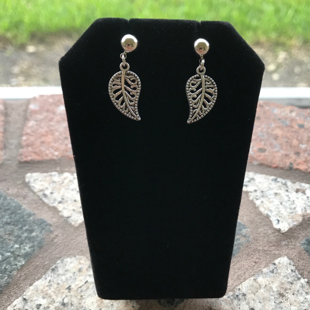 🔴SALE ! small leaf silver ball dangly earrings - Picture 8 of 9